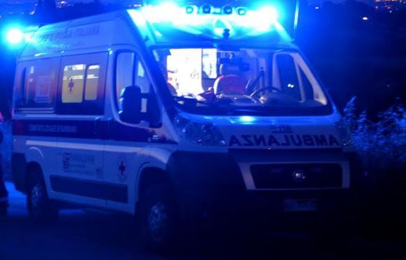 Tamponamento fra Ellera e Olmo, ambulanza porta via donna incinta