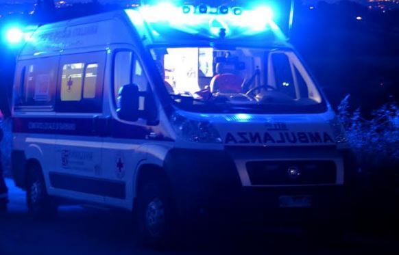 ambulanza photo Tamponamento fra Ellera e Olmo, ambulanza porta via donna incinta