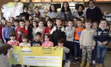 8mila euro investiti in lavagne interattive multimediali, la scuola Aldo Capitini ritira il premio McDonald's