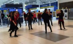 Flash Mob contro la violenza sulle donne, l'8 marzo celebrato con il linguaggio dei segni