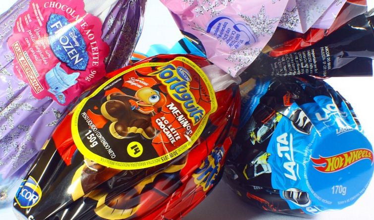 uova pasqua bambini Pasqua: cala l'acquisto dei dolci tradizionali ma i bambini non rinunciano alle uova di cioccolato