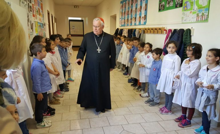 Visita Pastorale nelle scuole, il Cardinale Bassetti riceve i pensierini degli alunni