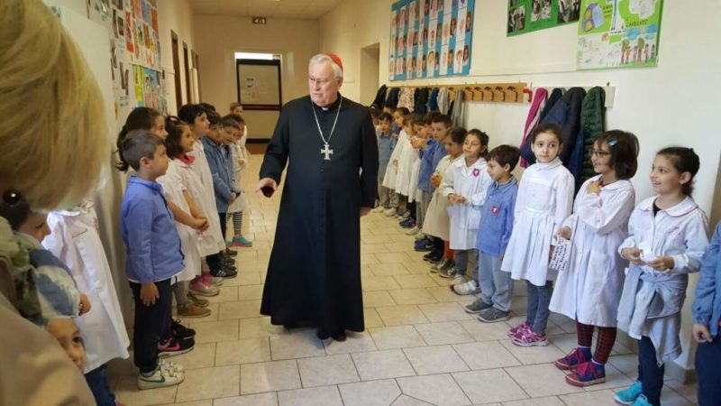 Visita Pastorale nelle scuole, il Cardinale Bassetti riceve i pensierini degli alunni 