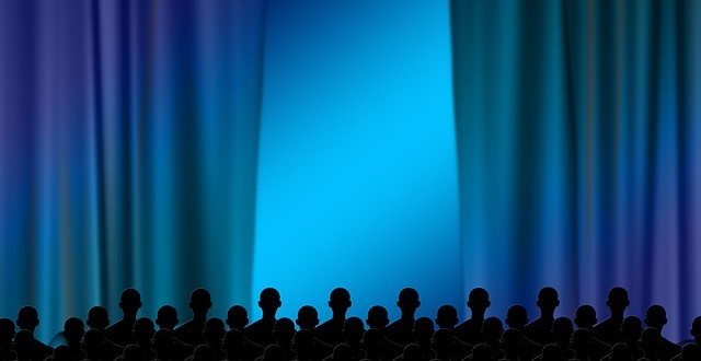 recita L'essenziale è invisibile agli occhi, gli alunni della Bonfigli sul palco