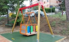 Disabilità: la prima altalena per bambini con difficoltà motorie è al Parco dei Tigli
