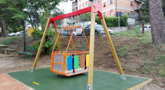 Disabilità: la prima altalena per bambini con difficoltà motorie è al Parco dei Tigli 