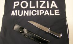 Controlli antidroga: la polizia di Corciano sequestra un coltello con lama da 29 centimetri