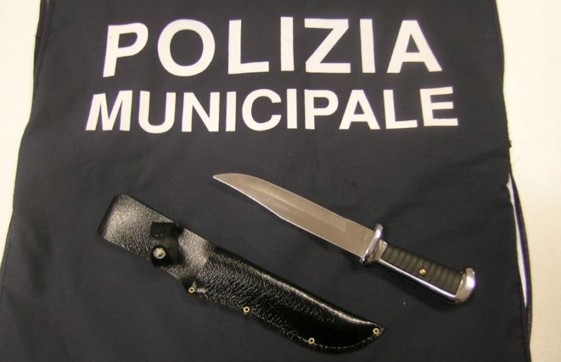 Controlli antidroga: la polizia di Corciano sequestra un coltello con lama da 29 centimetri 
