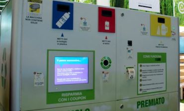Arrivano gli eco-compattatori, approvata la mozione del M5S: rifiuti puliti e buoni sconto