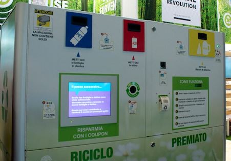 Arrivano gli eco-compattatori, approvata la mozione del M5S: rifiuti puliti e buoni sconto 