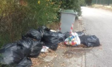 Rifiuti per strada alla Trinità, l'Associazione: "Indignati con chi sporca e chi non pulisce"