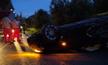 L'auto si ribalta vicino al dirupo, conducente illeso