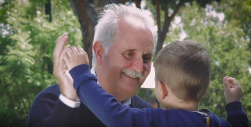 Festa dei nonni: in Italia l'età in cui arrivano i primi nipoti è calata a 54 anni 