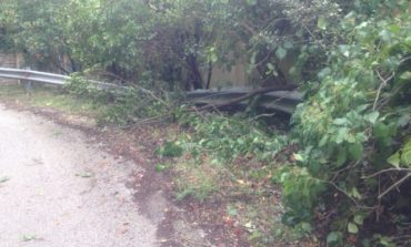 Sfondano il guard-rail e scappano: incidente alla Trinità