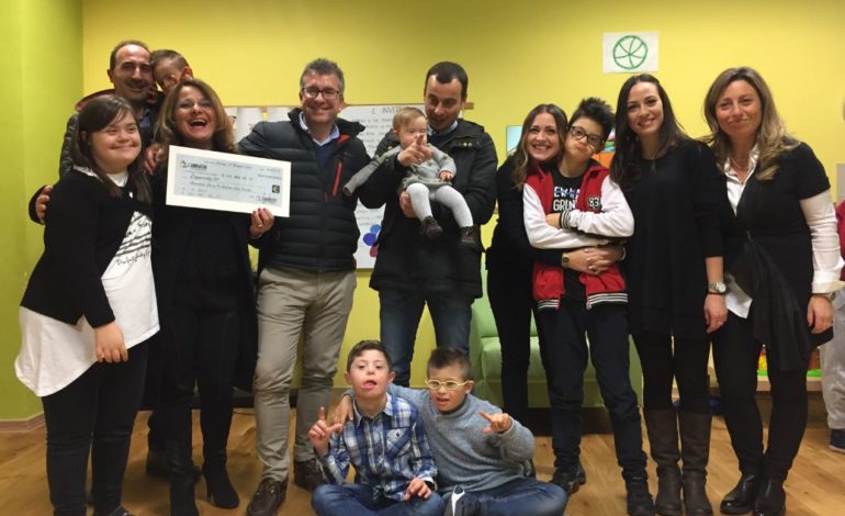 Un “Abbraccio” di solidarietà: la onlus “Uno in più” riceve 500 euro e un televisore