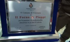 50 anni di Forno Pioppi: il comune celebra l'attività donando una targa