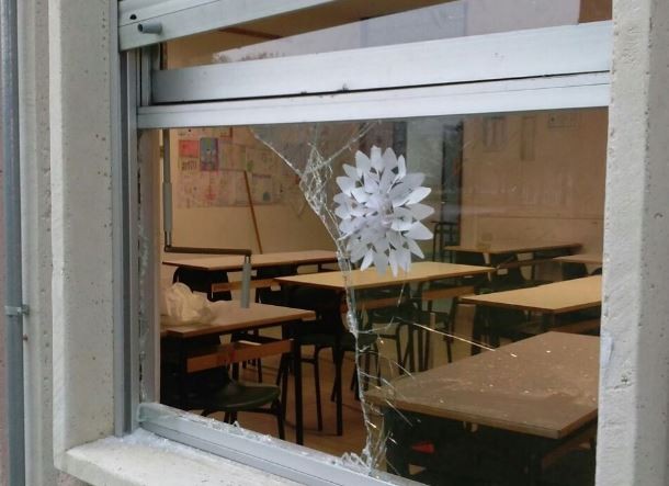 Furto a scuola, spaccano il vetro e rubano computer: è l’ennesima volta