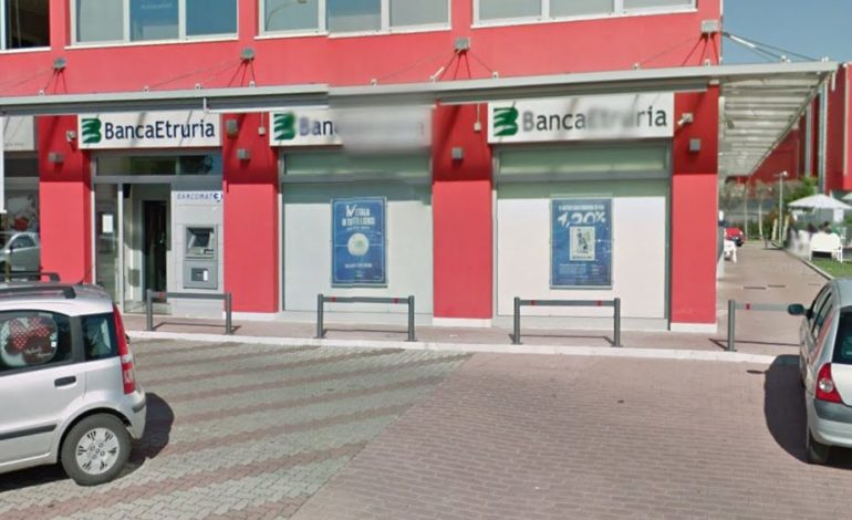 Pacco sospetto alla Banca Etruria di Ellera, interviene il robot dei Carabinieri photo Pacco sospetto alla Banca Etruria di Ellera, interviene il robot dei Carabinieri