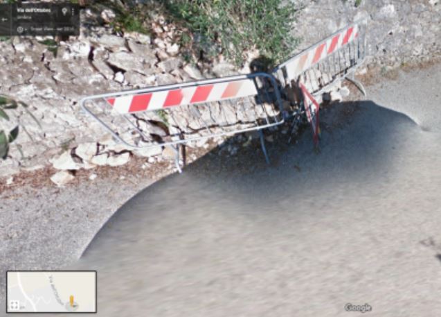 I cittadini segnalano: muro crollato e buche sulla strada, interventi attesi da tempo