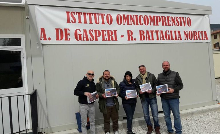 Corciano a Norcia per donare 6 tablet alla scuola