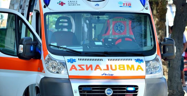 Gravissimo frontale tra due auto perde la vita una bambina