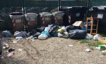 Via Parco, l'isola (poco) ecologica torna a far discutere
