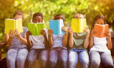Fiorenza e Chiara aspettano i bambini in biblioteca per raccontare tante storie