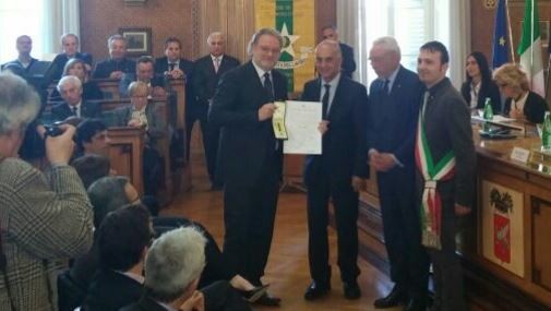 Insignito della stella al Merito del Lavoro il corcianese Rossano Gili. L'abbraccio dell'amministrazione 