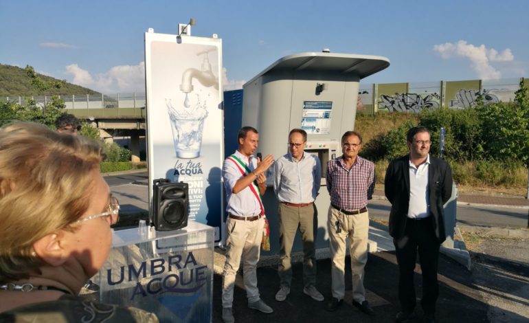 Taglio del nastro per la nuova fontanella a Ellera di Corciano, Betti: “Importanti anche per socializzare”