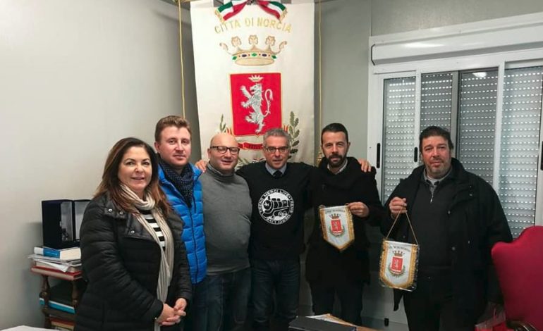 Sempre con Norcia nel cuore: giovani corcianesi donano un impianto acustico per Piazza San Benedetto