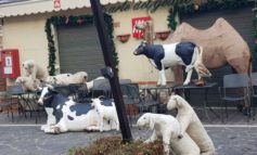 Bravata natalizia nel borgo: spostate le grandi statue del Presepe