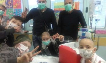 L'Abbraccio porta i doni di Natale ai bambini del reparto di oncoematologia pediatrica