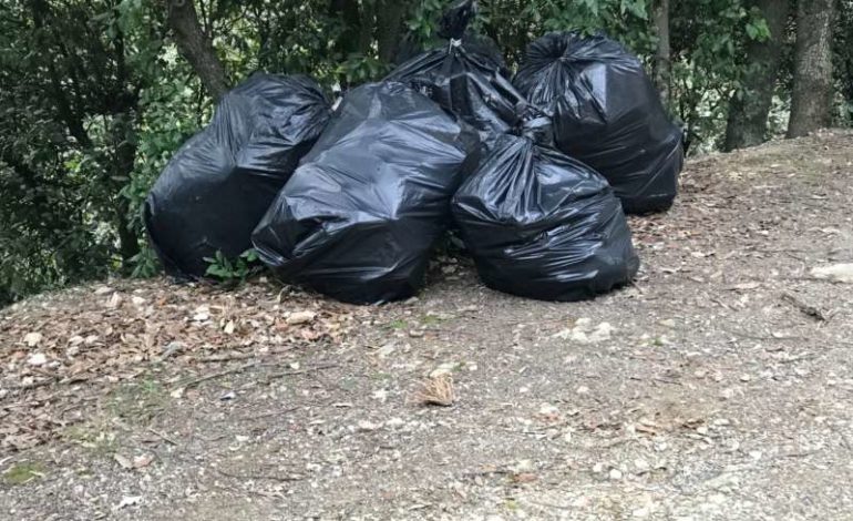 Ancora rifiuti abbandonati sul colle della Trinità