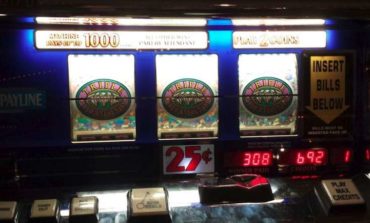 Tre rapinatori fanno jackpot in una sala slot: bottino da 20mila euro