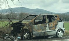 Mercedes carbonizzata sotto il cavalcavia: un pericolo per gli automobilisti e l'ambiente