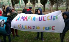 Giornata contro le mafie: bambini, insegnanti e genitori in corteo fra Olmo ed Ellera ricordano tutte le vittime