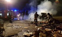 Incendio al parcheggio del Maury's: i pompieri lavorano per quattro ore