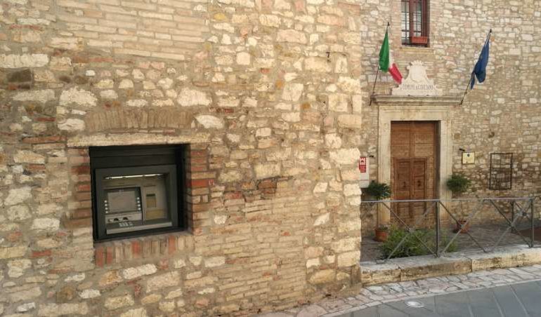 Ecco il bancomat della BCC Umbria nel borgo di Corciano, presto l’inaugurazione