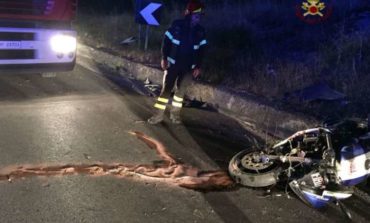 Sbanda con la moto nella notte, muore motociclista di 42 anni