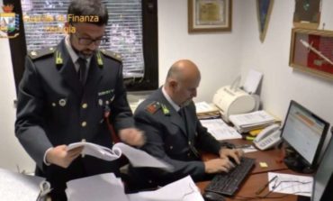 Le fiamme gialle setacciano le strutture ricettive provinciali: la metà non è in regola