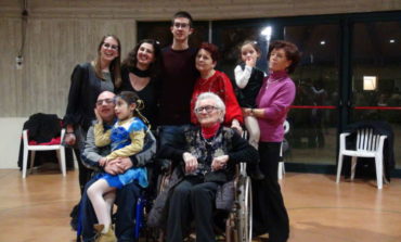 Nonna Giovanna compie 100 anni, grande festa con i parenti e amici