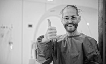 Il dottor Nigri dona all'ospedale le foto di Leonardo Cenci testimonial durante le terapie