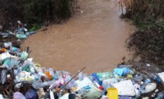 Discarica a cielo aperto nel torrente, i residenti segnalano: "Un'indecenza"