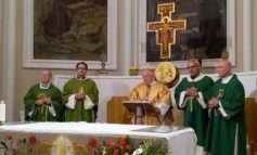 Riaperta ai fedeli la chiesa di Chiugiana, Don Fabio accoglie il Cardinale Gualtiero Bassetti