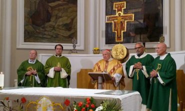 Riaperta ai fedeli la chiesa di Chiugiana, Don Fabio accoglie il Cardinale Gualtiero Bassetti