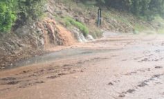 Bomba d’acqua: traffico bloccato, fognature saltate, allagamenti e forti disagi