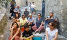 A Chiugiana le "Letture sugli scalini" fermano il tempo e regalano un'atmosfera magica