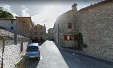 Nel centro di Corciano due lampioni sono fuori uso da mesi, i residenti "chiedono lumi"