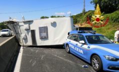 Tir travolge camper e auto della polizia sul raccordo, cinque feriti all'ospedale di Perugia