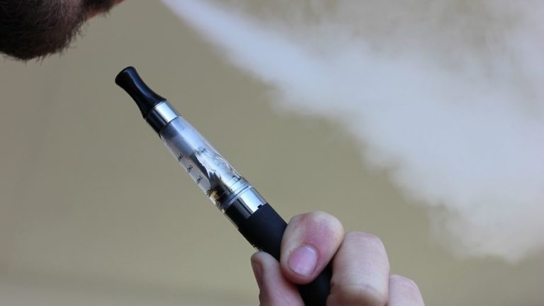 Salute, la funzione polmonare è a rischio pure con le sigarette elettroniche